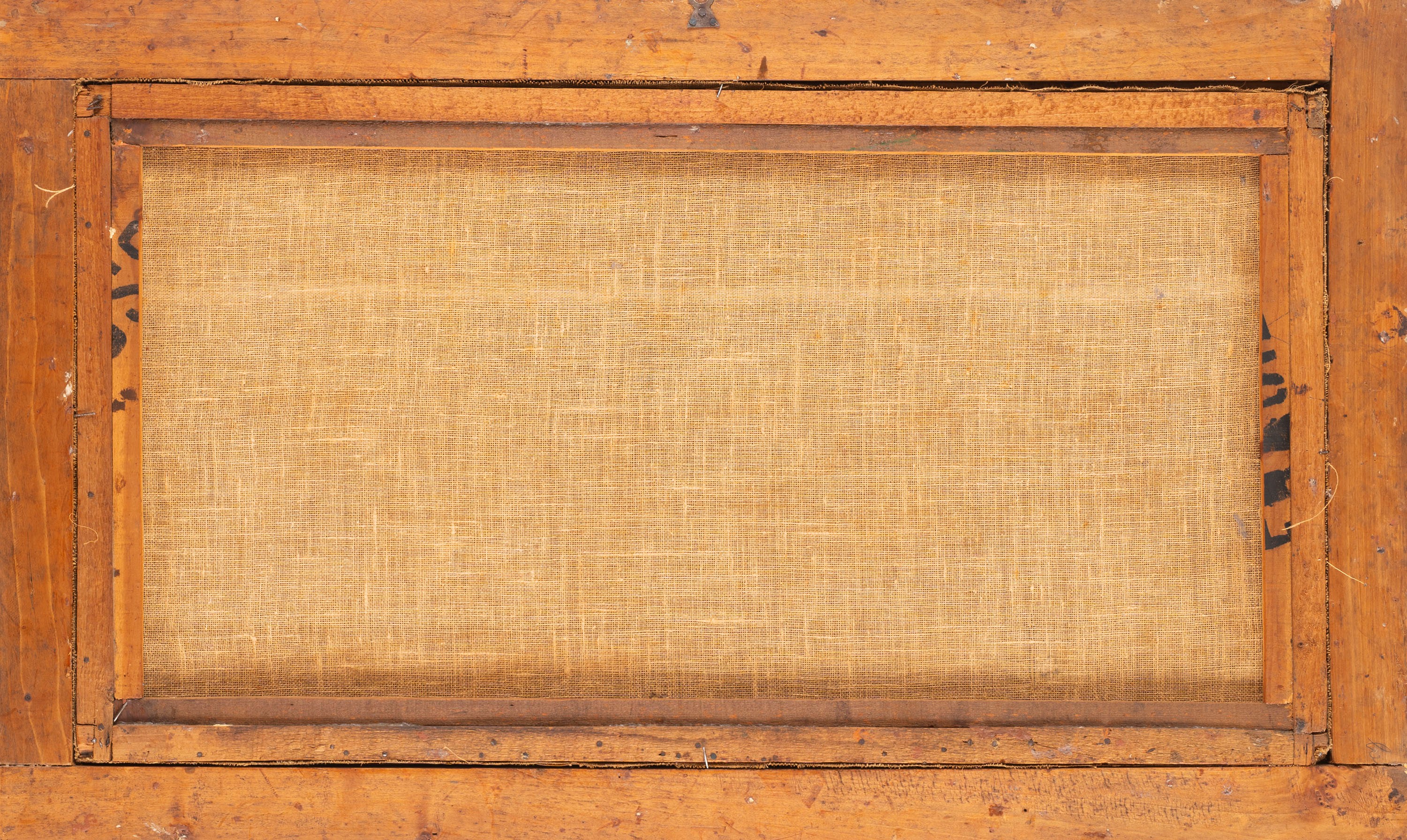 Tulipani, iris, garofani ed altri fiori in un vaso su un tavolo