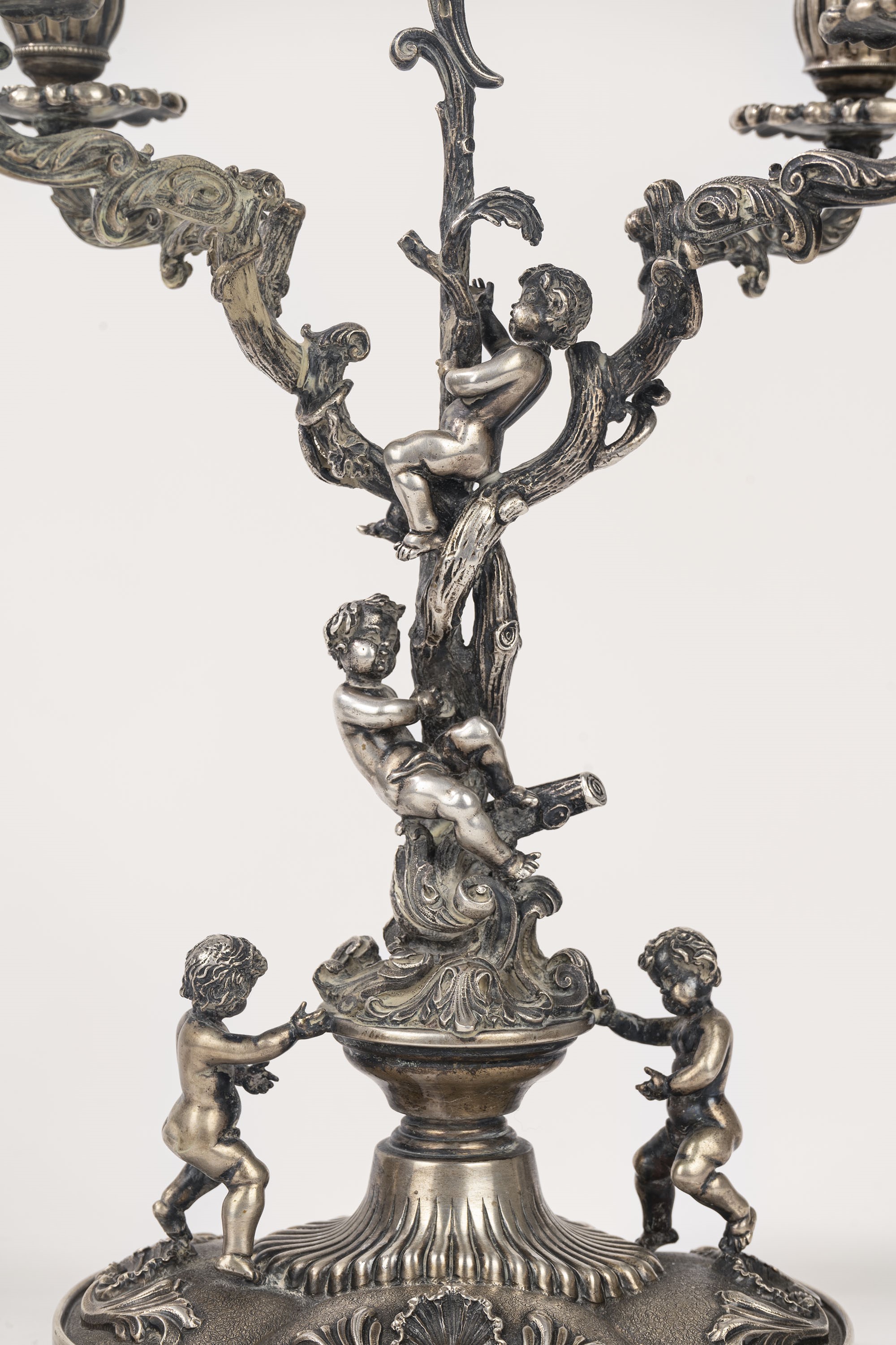 Coppia di candelabri con putti