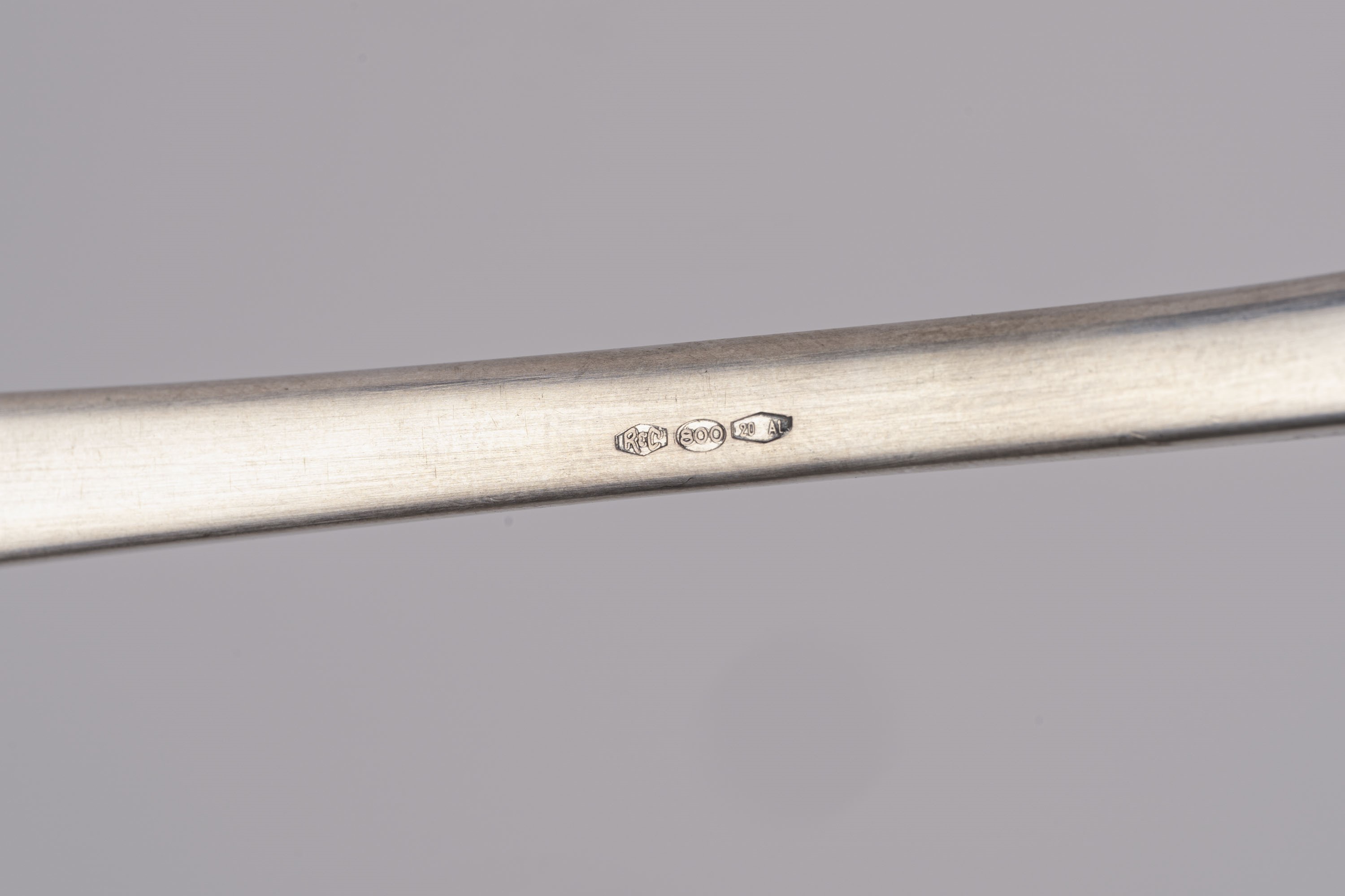 Due piatti da portata e un cucchiaio