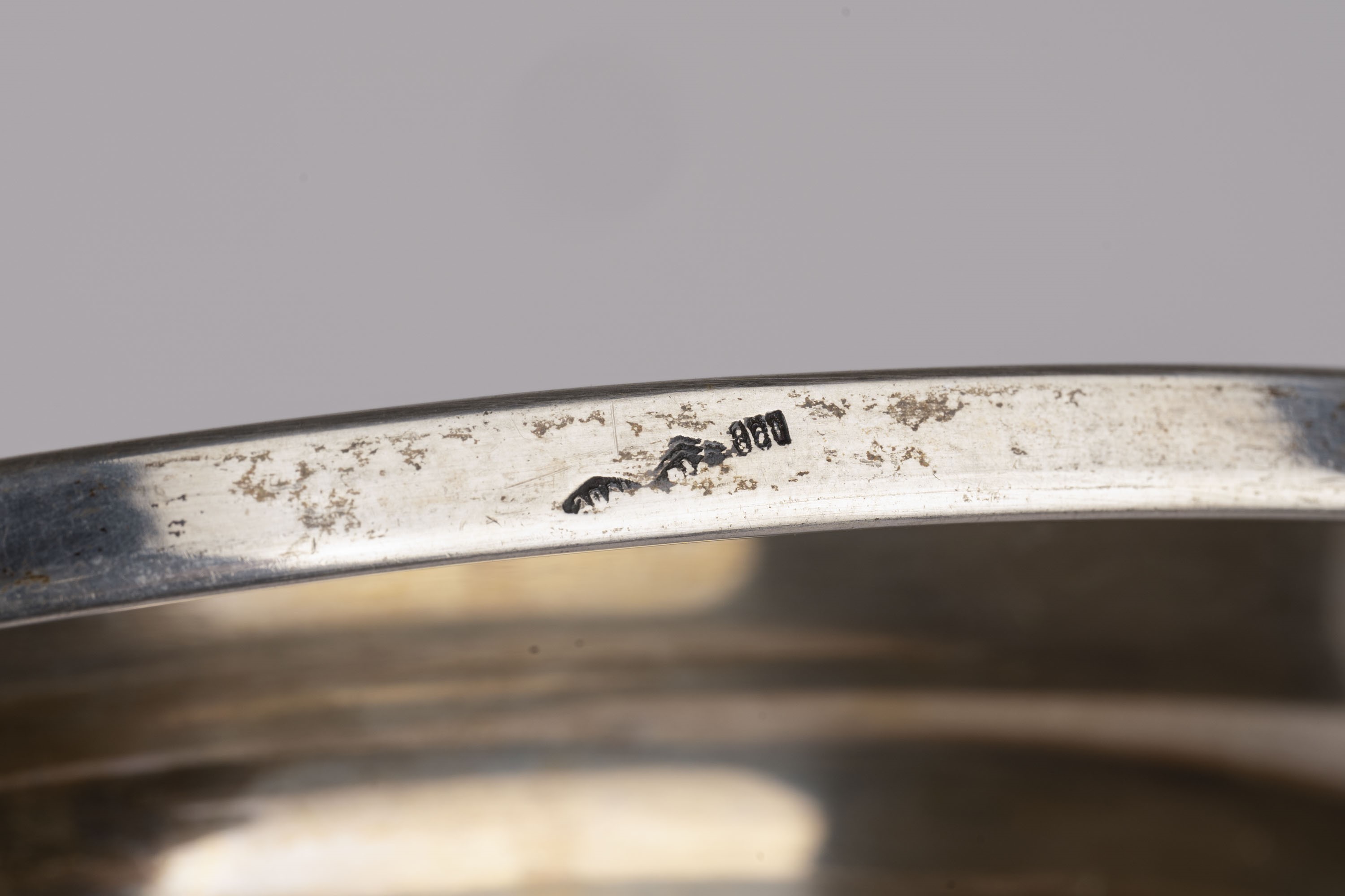 Due piatti da portata e un cucchiaio