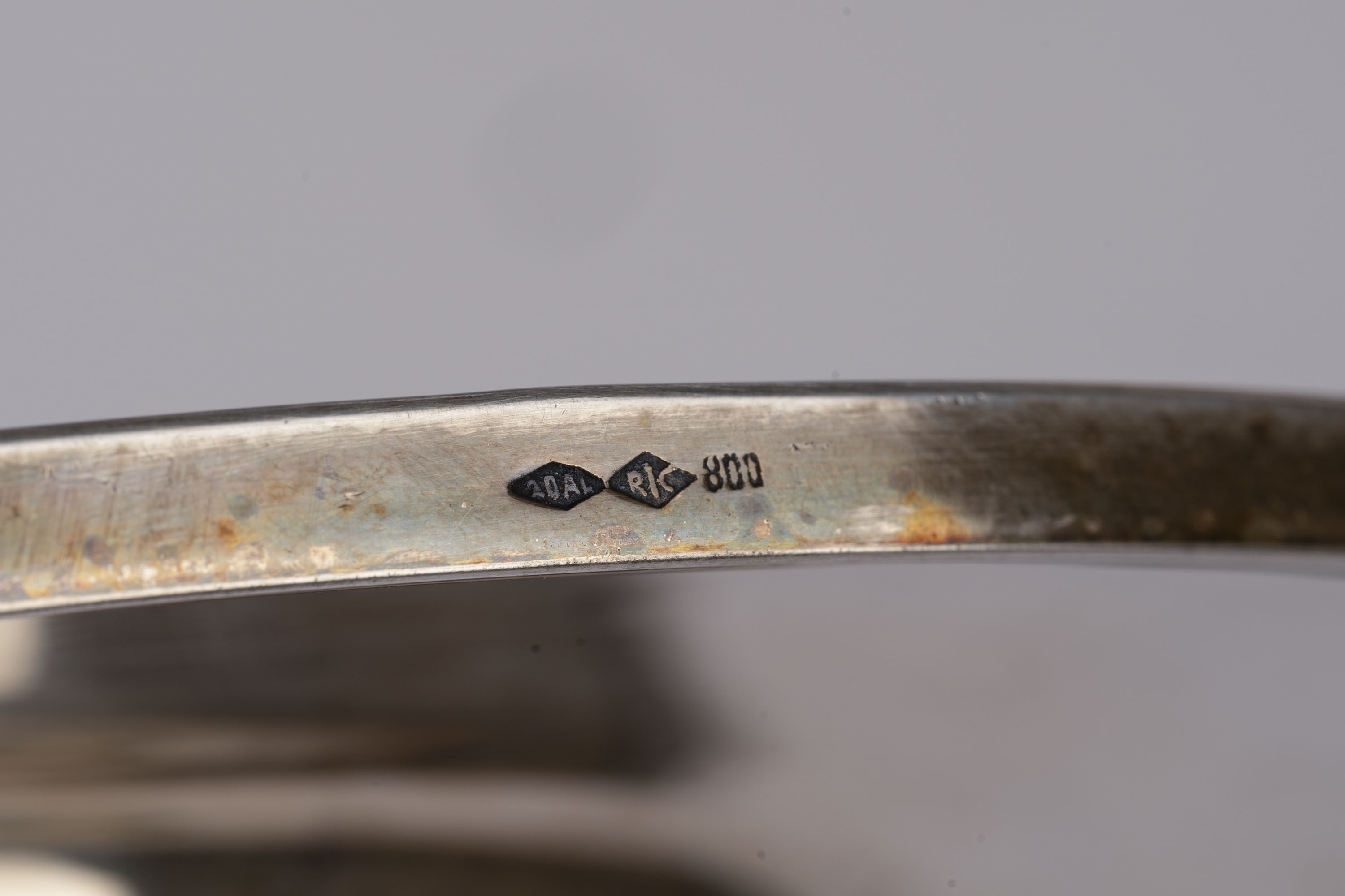 Due piatti da portata e un cucchiaio