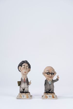 Coppia di figurine caricaturali in porcellana policroma raffiguranti E. Berlinguer e A. Fanfani. Capodimonte, secolo XX