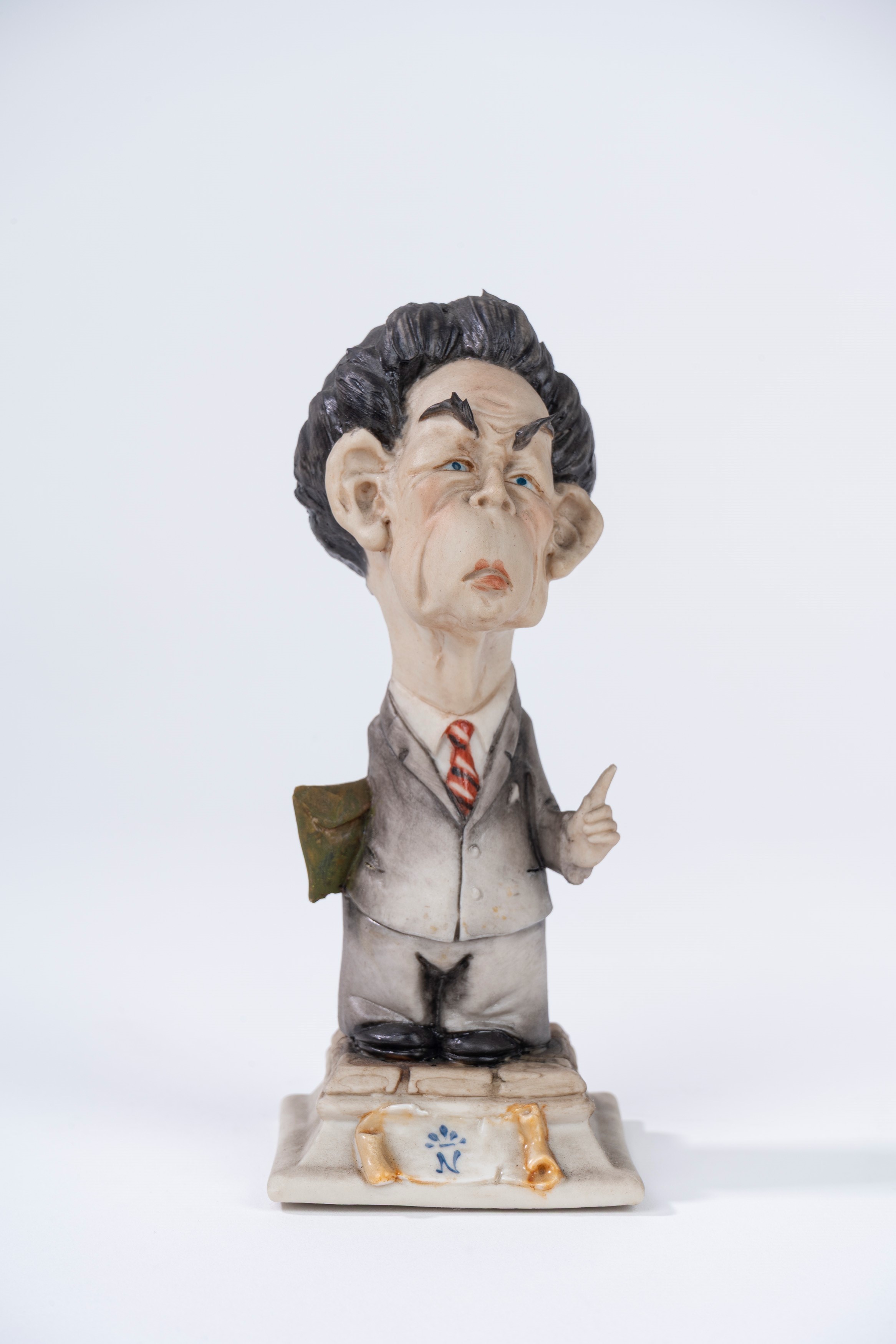 Coppia di Figurine Caricaturali in Porcellana Policroma Raffiguranti E. Berlinguer e A. Fanfani. ...