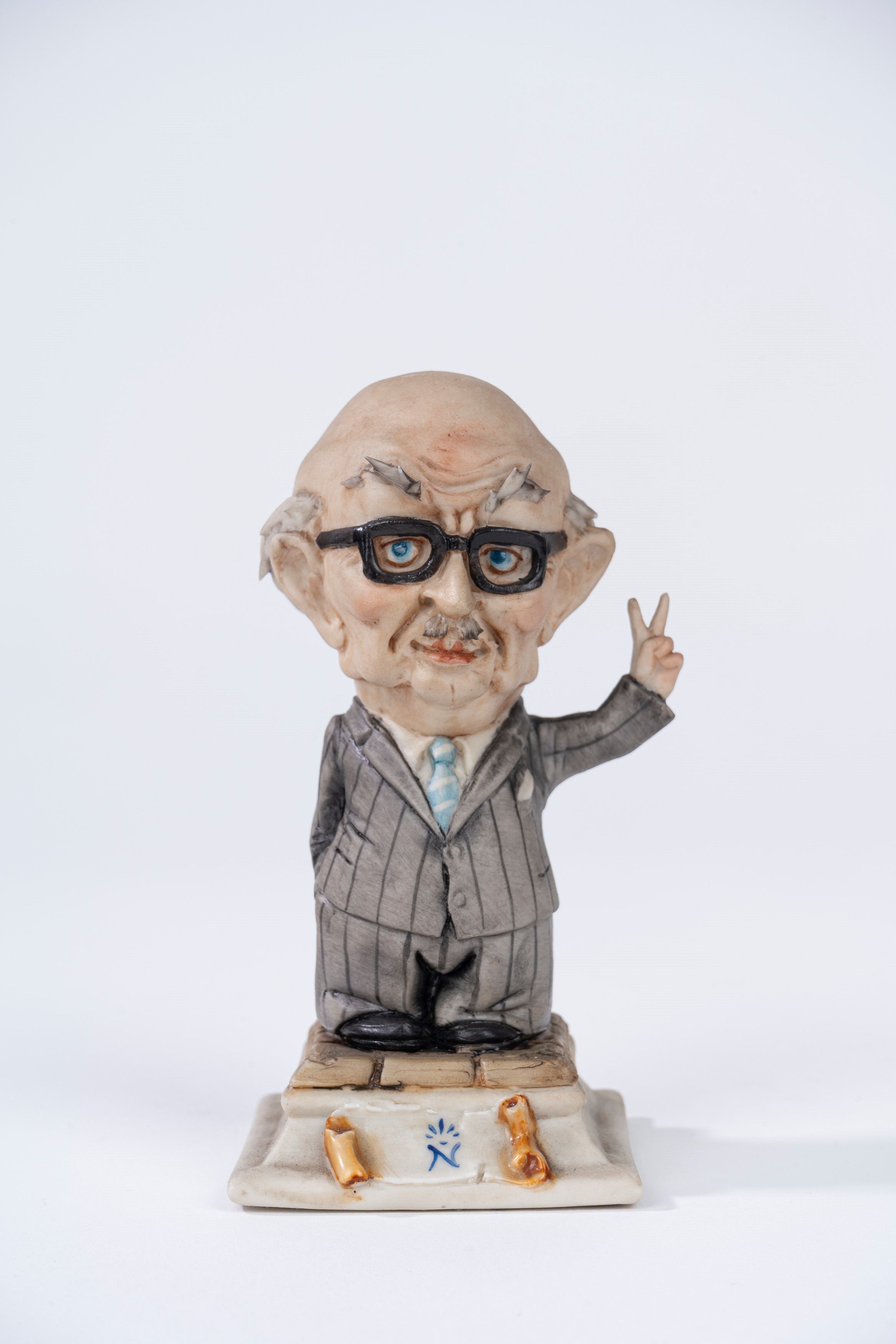 Coppia di Figurine Caricaturali in Porcellana Policroma Raffiguranti E. Berlinguer e A. Fanfani. ...
