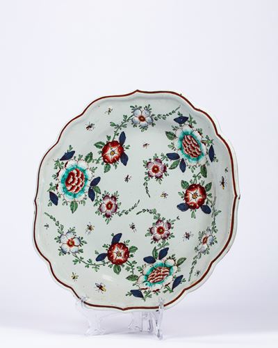 Manifattura Pasquale Rubati, Milano, 1760-80. Piatto in Maiolica a Gran Fuoco a Profilo Mistiline...