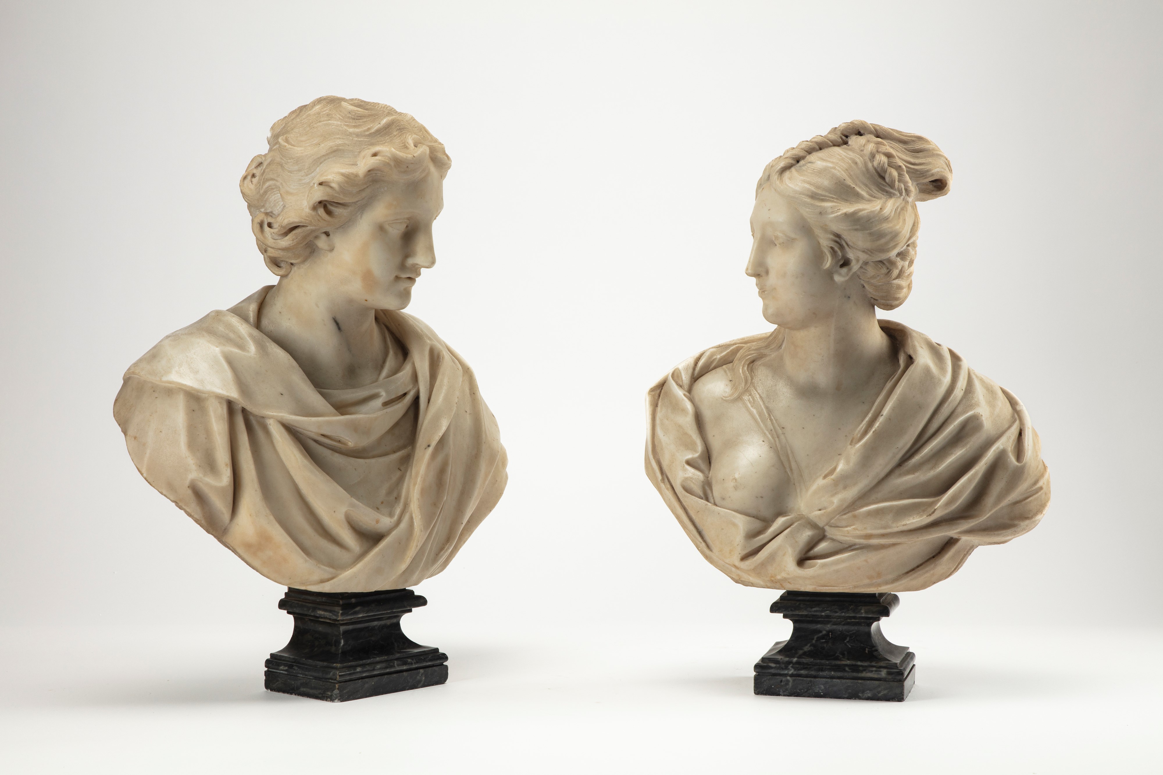 Coppia di busti ammantati in marmo poggianti su colonne in scagliola a finto marmo, XVIII secolo