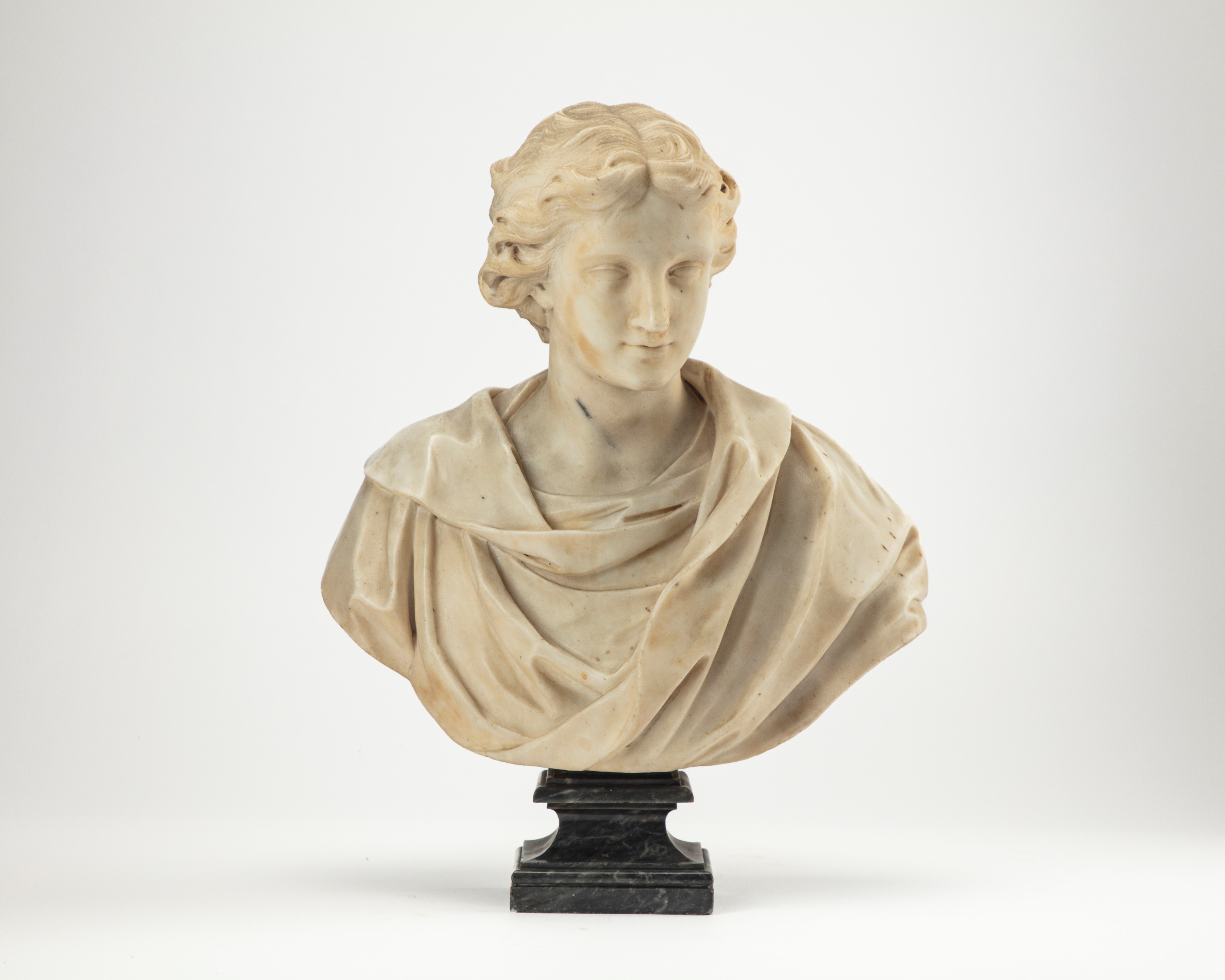 Coppia di busti ammantati in marmo poggianti su colonne in scagliola a finto marmo, XVIII secolo