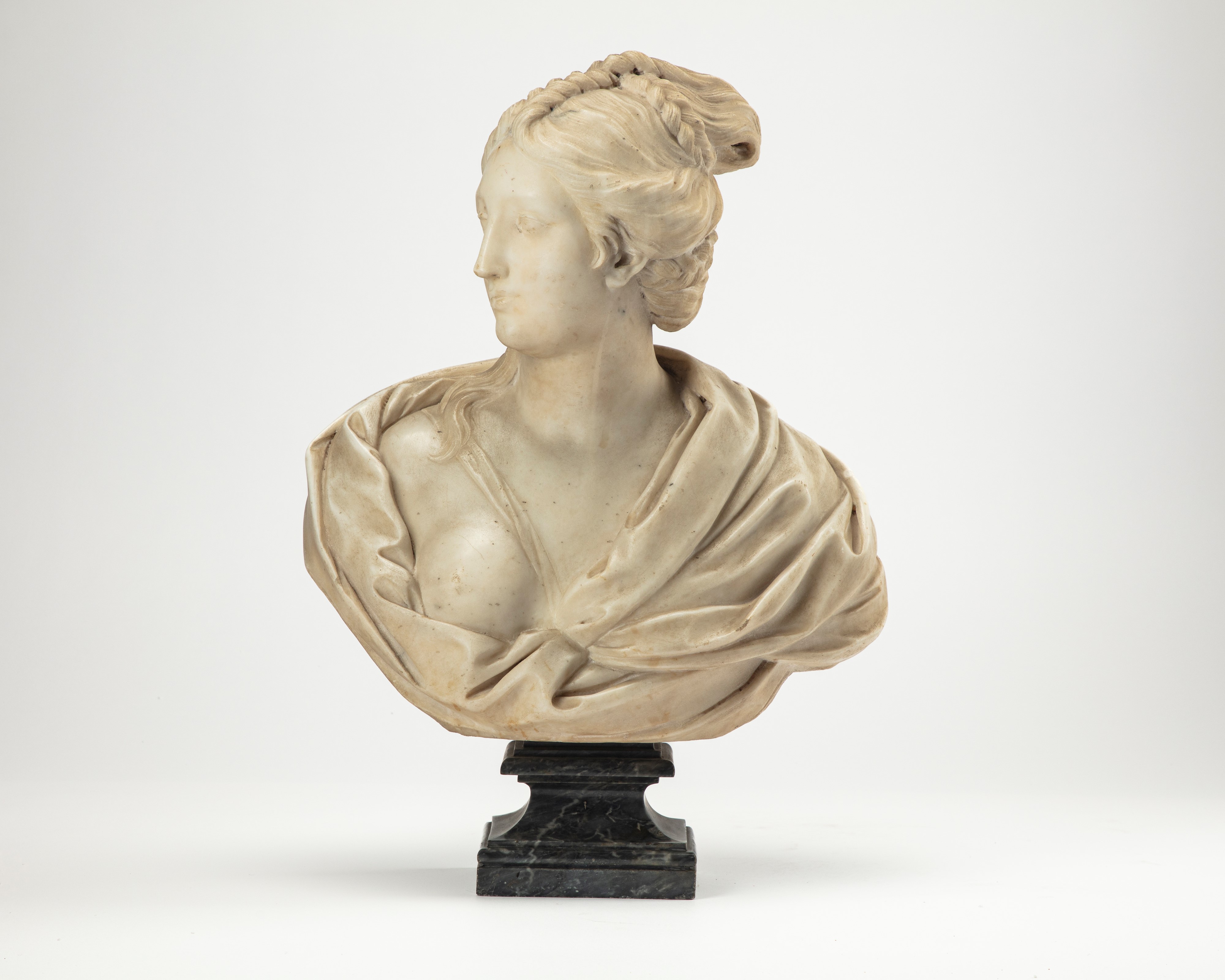 Coppia di busti ammantati in marmo poggianti su colonne in scagliola a finto marmo, XVIII secolo