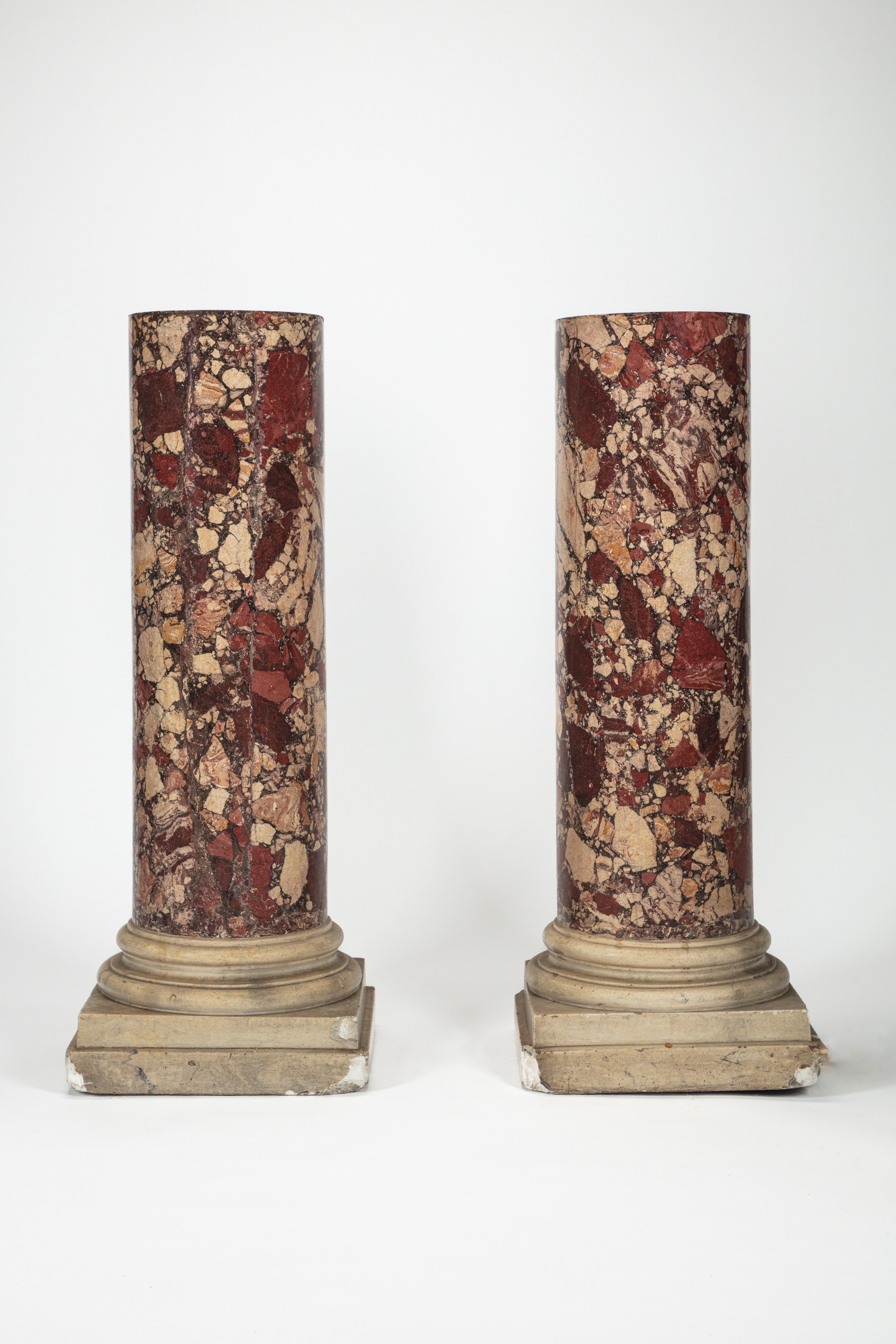 Coppia di Busti Ammantati in Marmo Poggianti su Colonne in Scagliola a Finto Marmo, XVIII Secolo