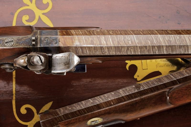 Paio di pistole a pietra focaia di Darwin in cassetta