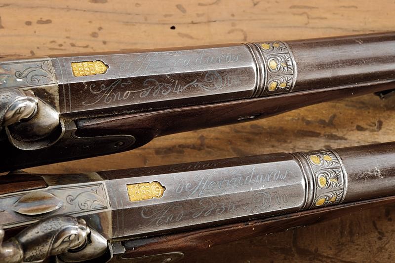 Paio di pistole a luminello da ufficiale firmate De Herraduras, in cassetta