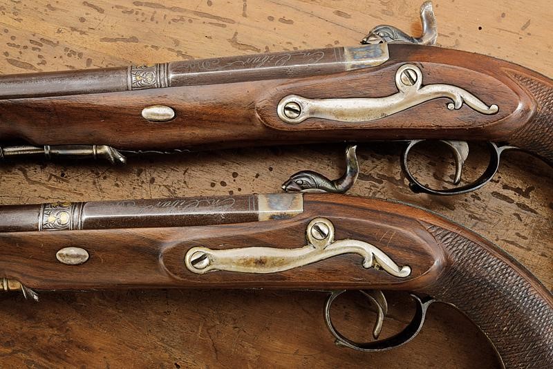 Paio di pistole a luminello da ufficiale firmate De Herraduras, in cassetta