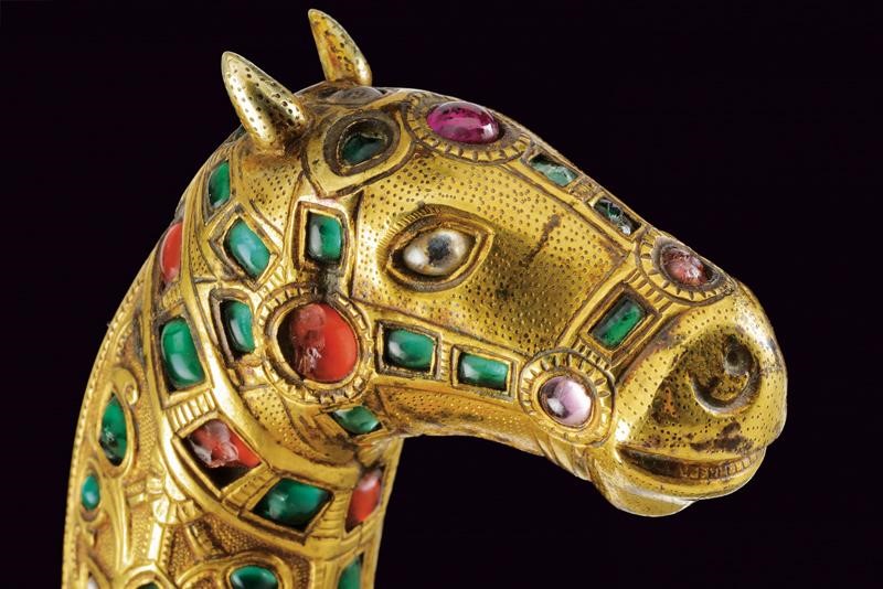Bellissima Sciabola con Impugnatura a Testa di Cavallo