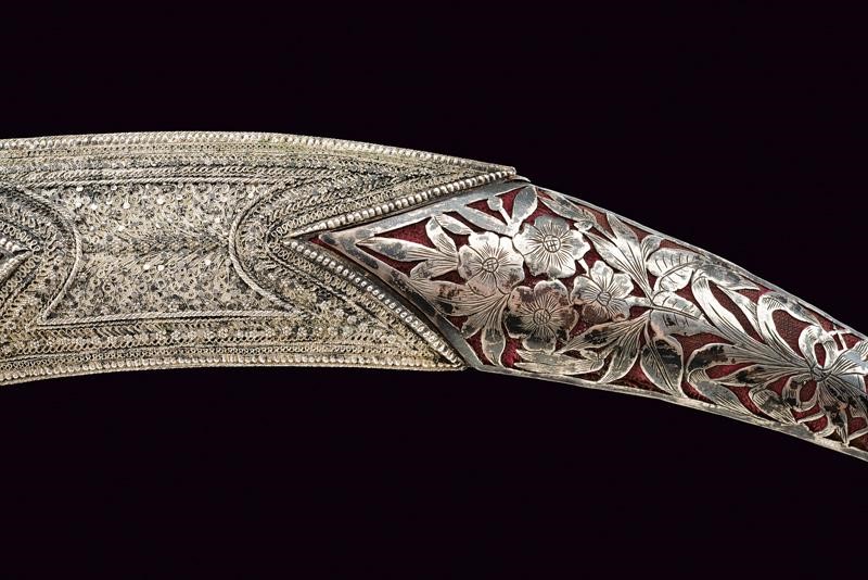 Bel Kandshar con Fodero Decorato in Argento