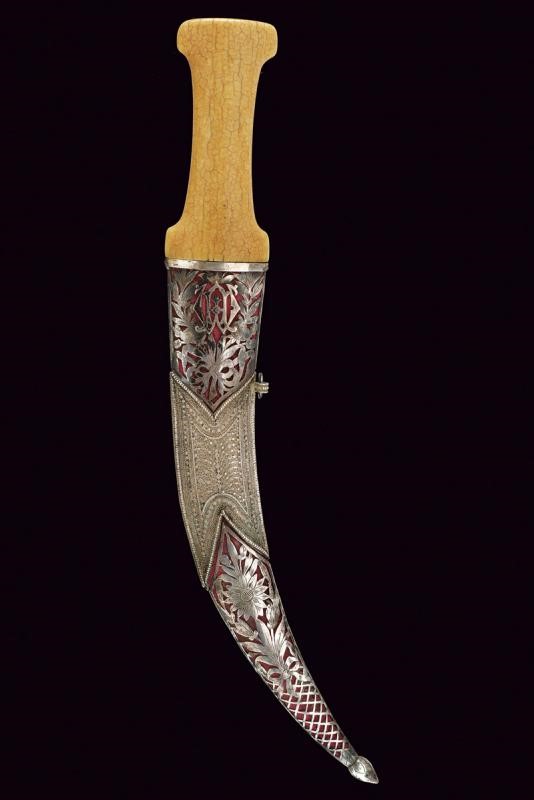 Bel Kandshar con Fodero Decorato in Argento