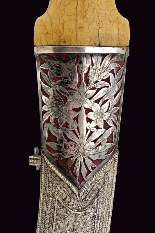 Bel Kandshar con Fodero Decorato in Argento