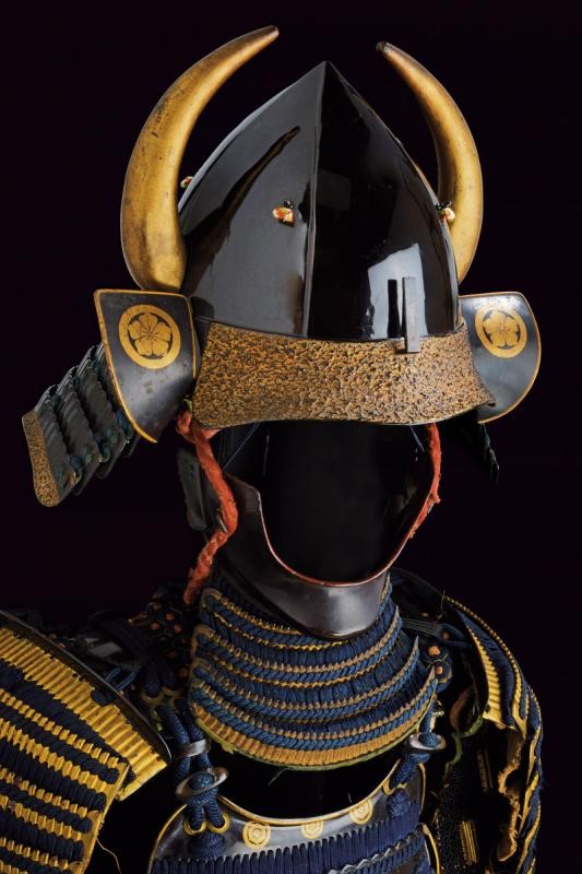 Nimai-do Gusoku con Shiinomi-nari Kabuto (armatura da Samurai)