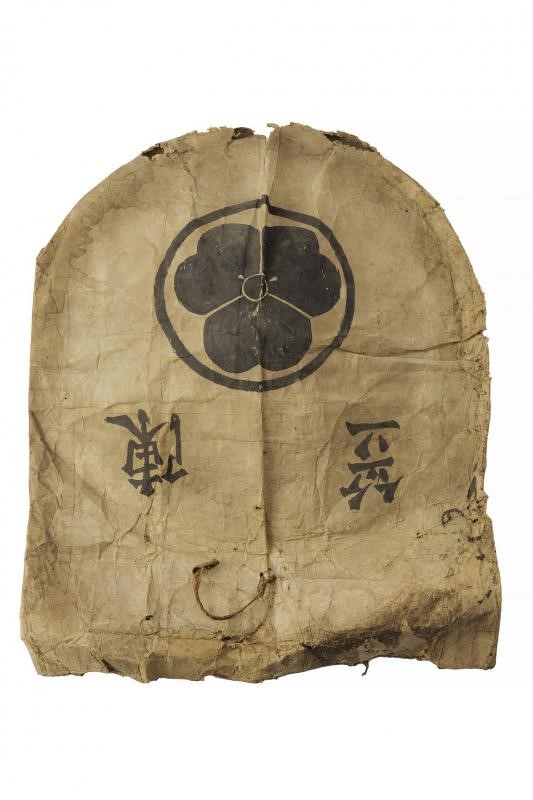 Jingasa con Maru-ni-katabami-mon