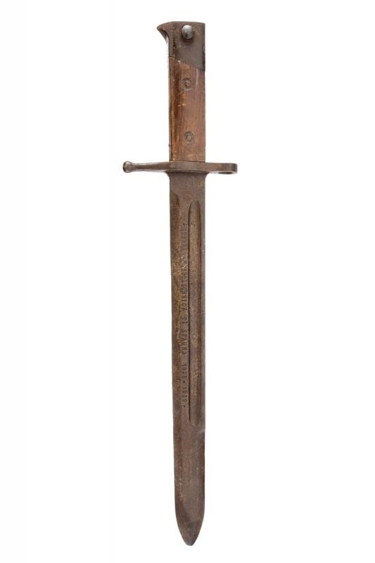 Scultura Commemorativa Lavorata a Effigiare la Baionetta Modello 1891