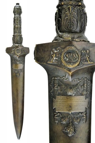 Scultura Commemorativa Parietale Effigiante una Daga