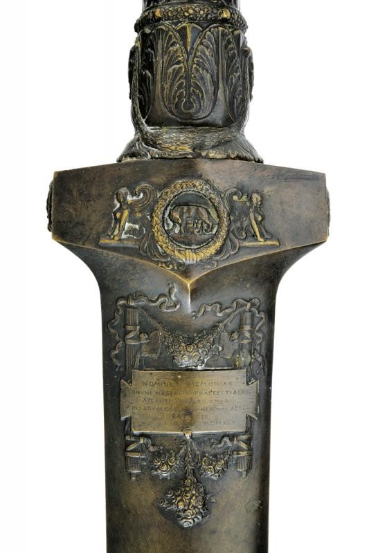 Scultura Commemorativa Parietale Effigiante una Daga