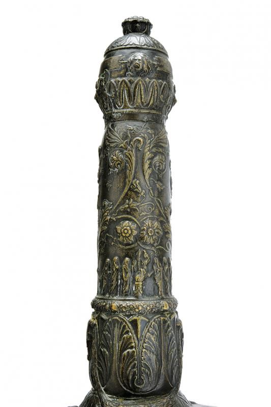 Scultura Commemorativa Parietale Effigiante una Daga