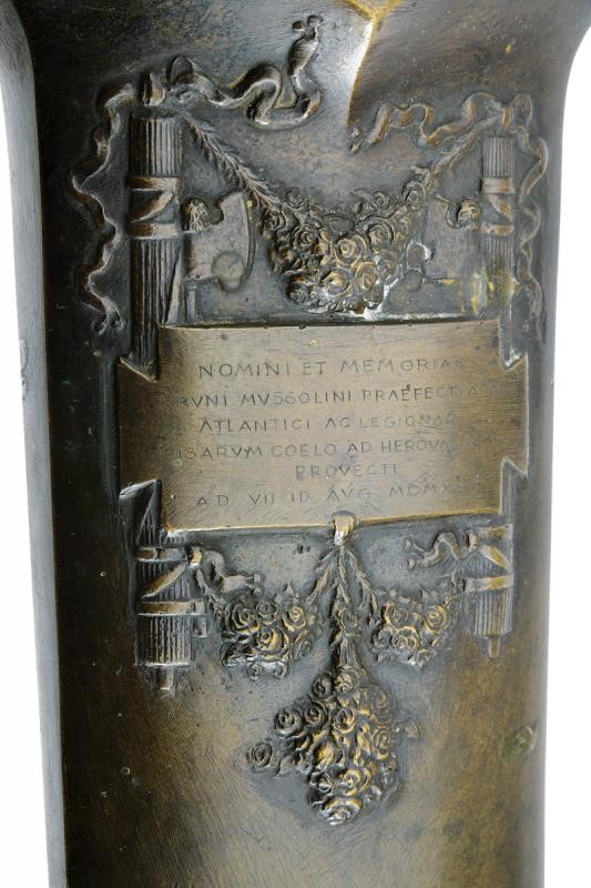 Scultura Commemorativa Parietale Effigiante una Daga