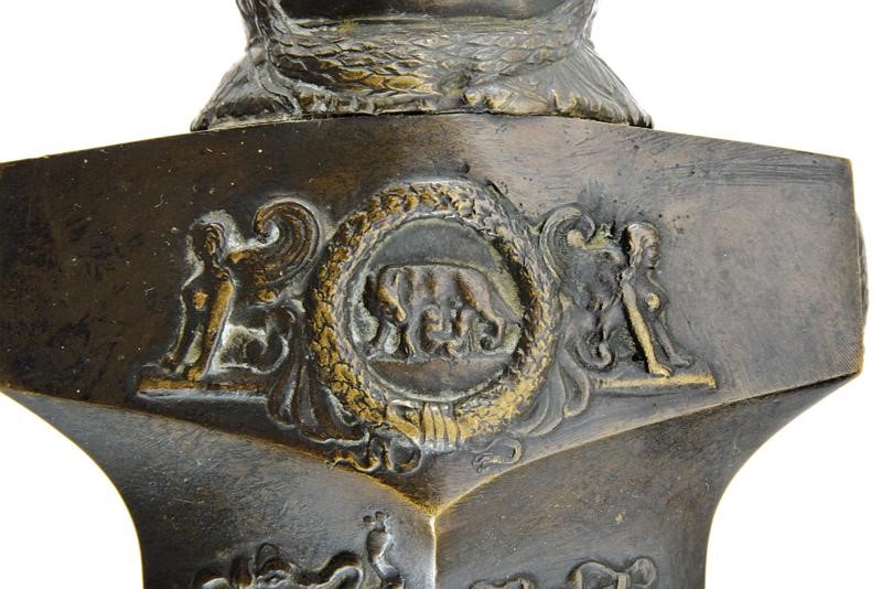 Scultura Commemorativa Parietale Effigiante una Daga