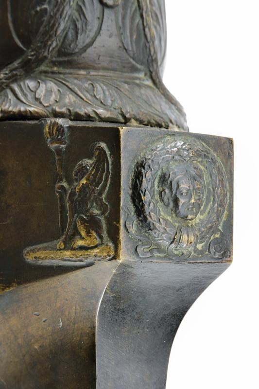 Scultura Commemorativa Parietale Effigiante una Daga