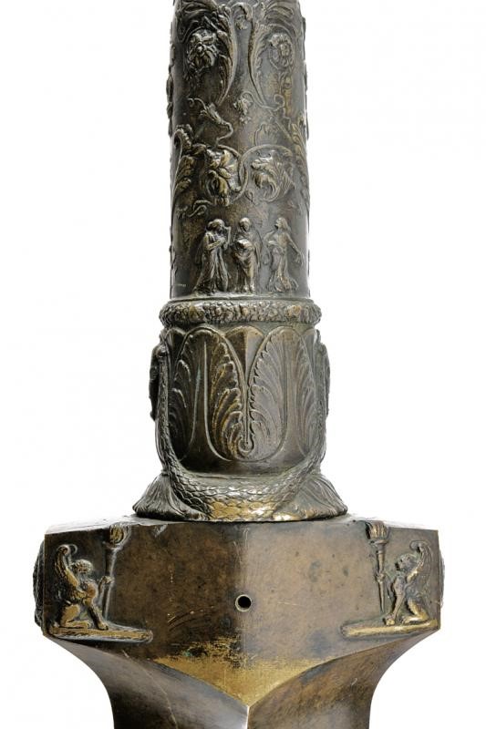 Scultura Commemorativa Parietale Effigiante una Daga