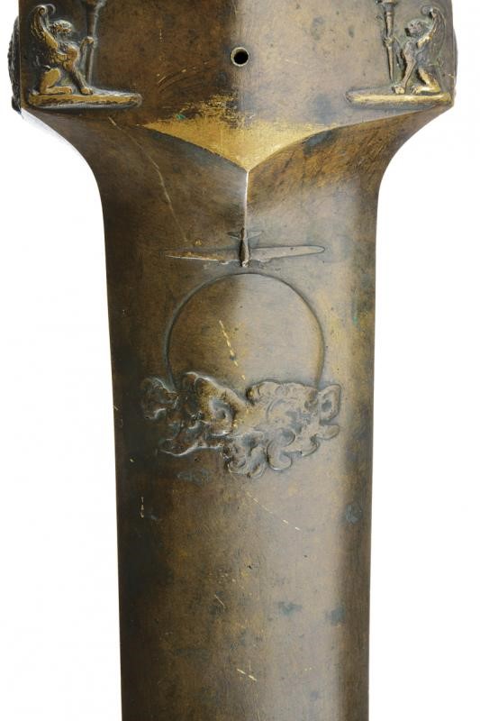 Scultura Commemorativa Parietale Effigiante una Daga