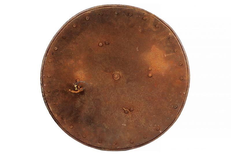 Elegante Brocchiere Inciso, con Emblemi Nobiliari