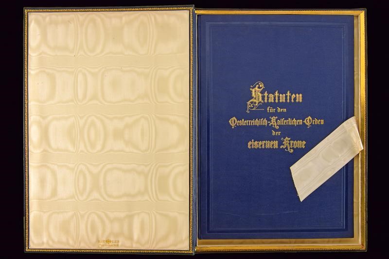 Bellissimo cofanetto contenente gli statuti dell'ordine della corona di ferro