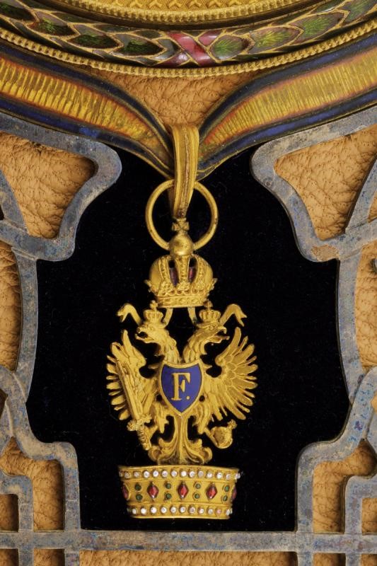 Bellissimo cofanetto contenente gli statuti dell'ordine della corona di ferro