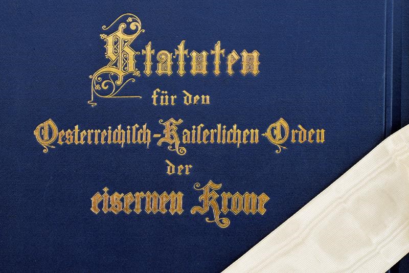 Bellissimo cofanetto contenente gli statuti dell'ordine della corona di ferro