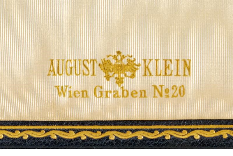 Bellissimo cofanetto contenente gli statuti dell'ordine della corona di ferro