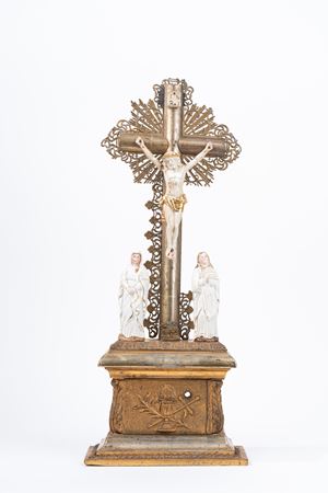 Lacquered and gilded wooden crucifix with Christ and ceramic mourners
