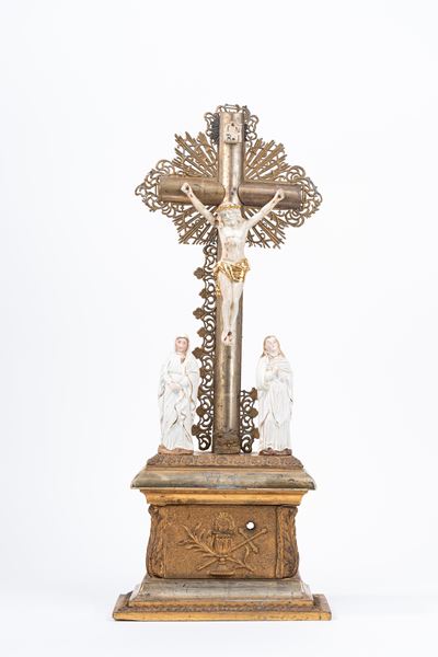 Crocifisso in Legno Laccato e Dorato con Cristo e Dolenti in Ceramica