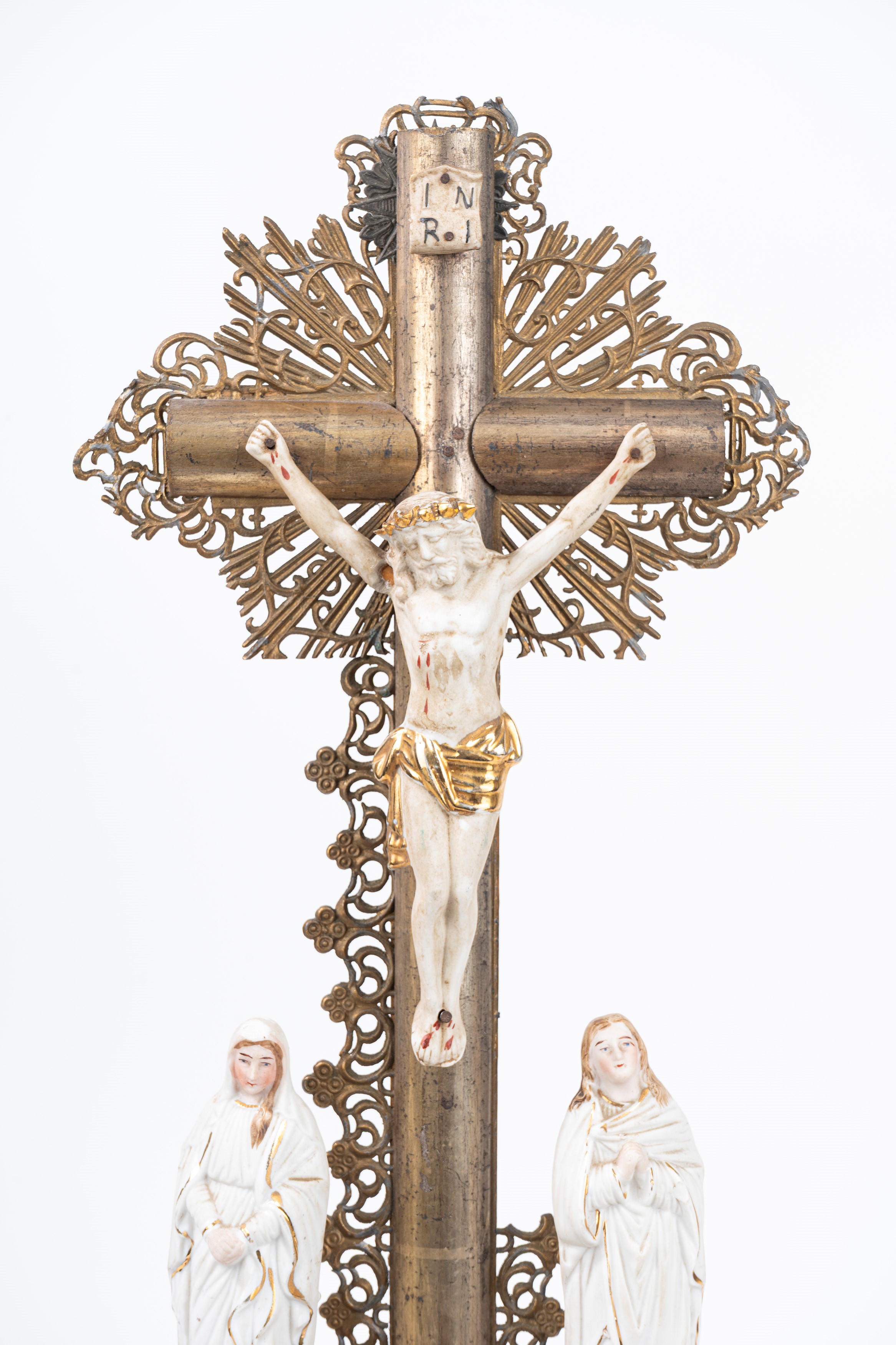 Crocifisso in Legno Laccato e Dorato con Cristo e Dolenti in Ceramica