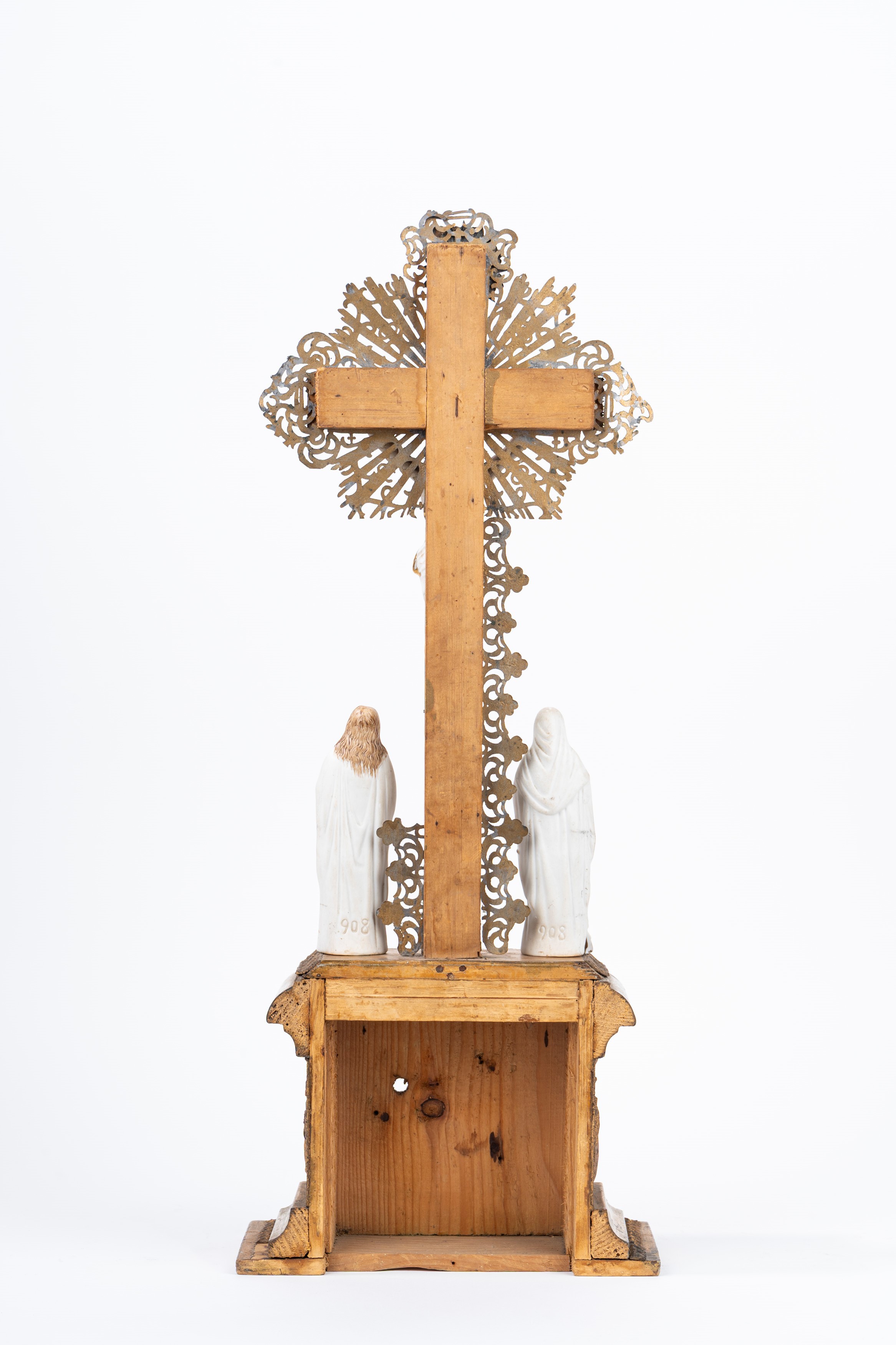 Crocifisso in Legno Laccato e Dorato con Cristo e Dolenti in Ceramica