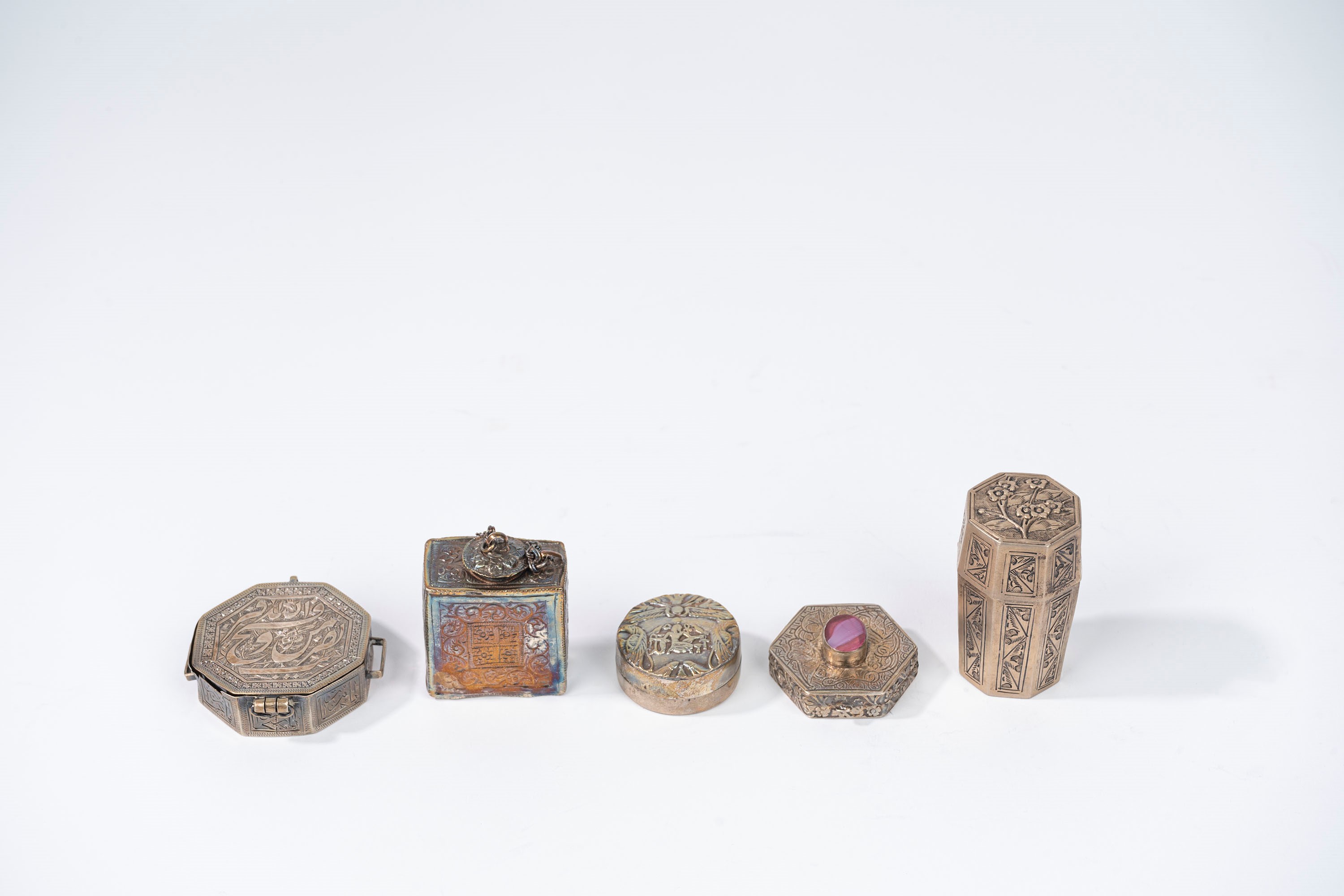 Gruppo di cinque oggetti orientali