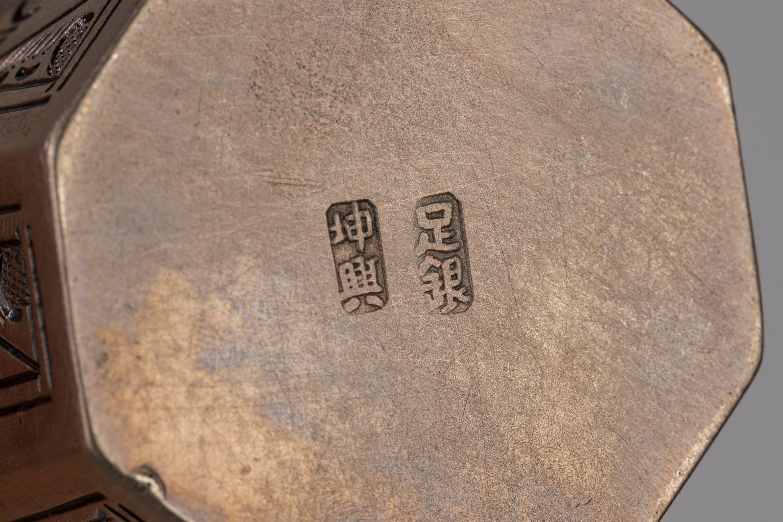 Gruppo di cinque oggetti orientali