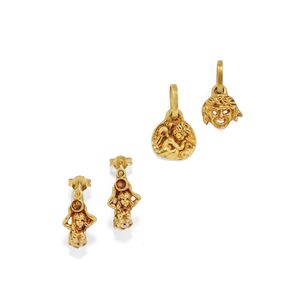 Coppia di orecchini e due pendenti scultura