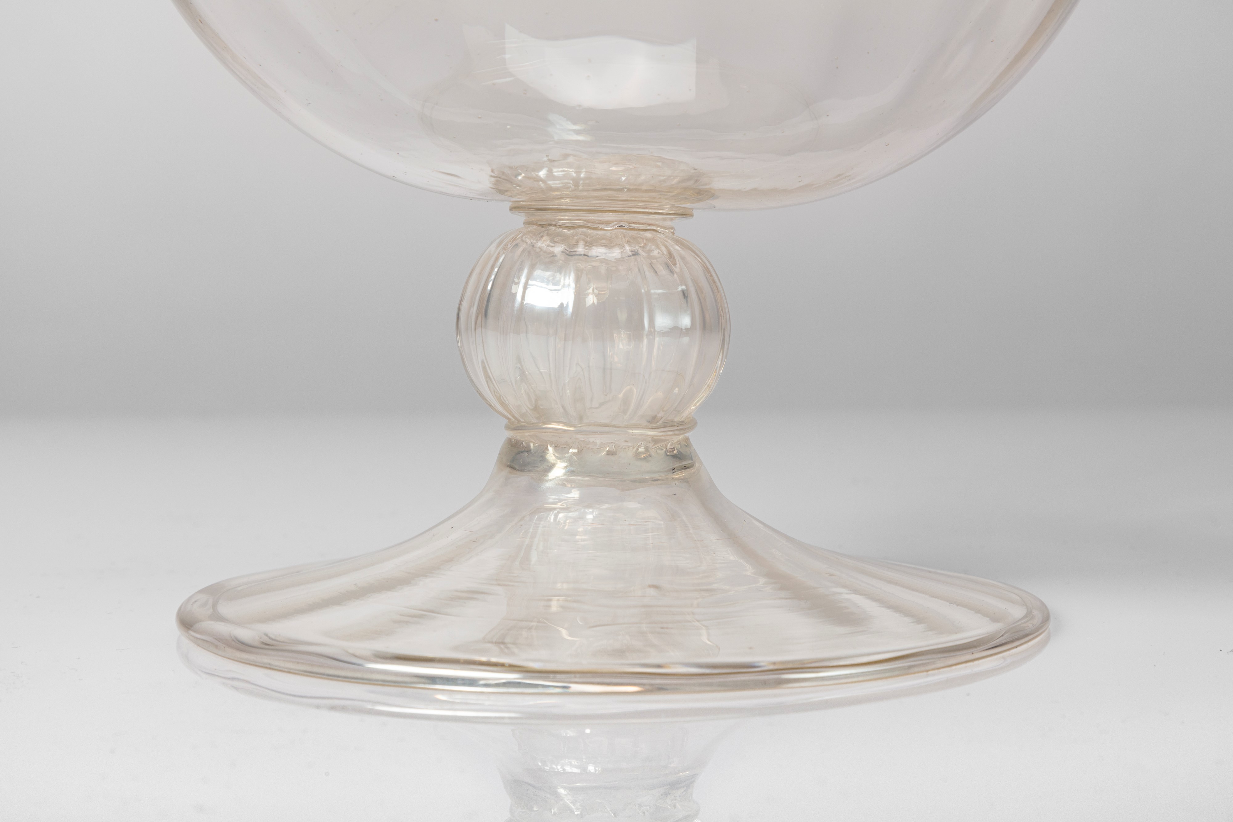 Coppa in vetro iridescente