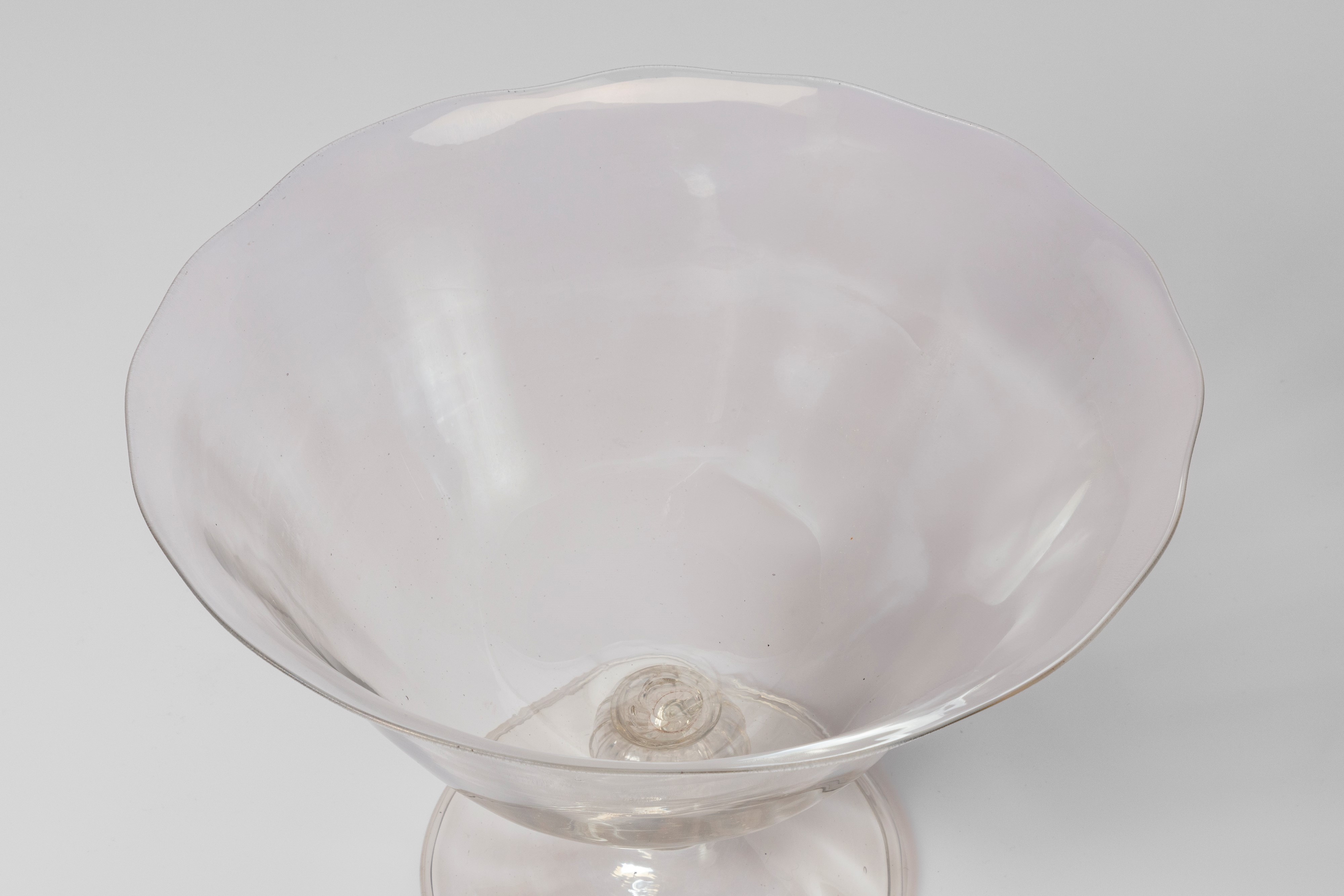 Coppa in vetro iridescente