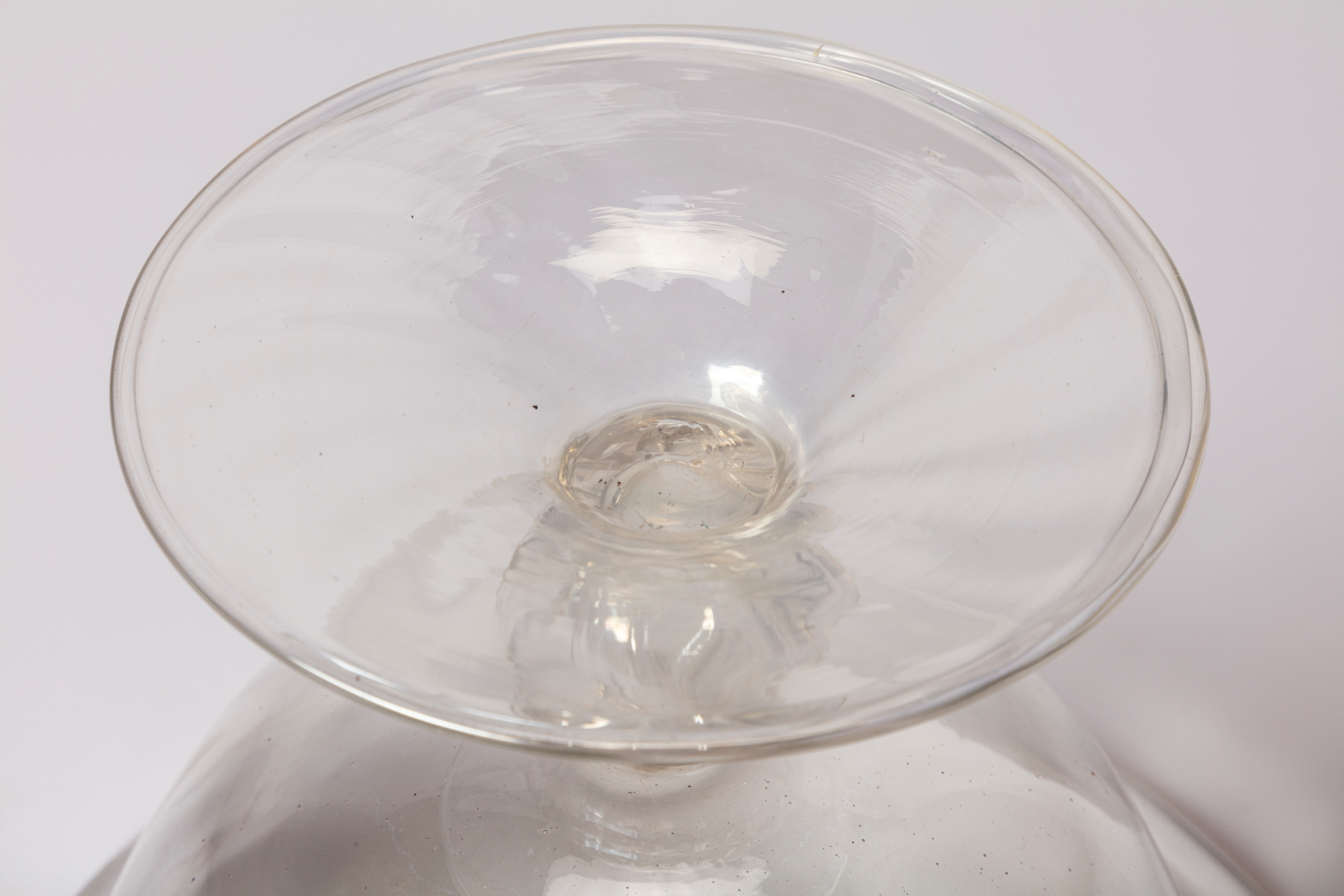 Coppa in vetro iridescente