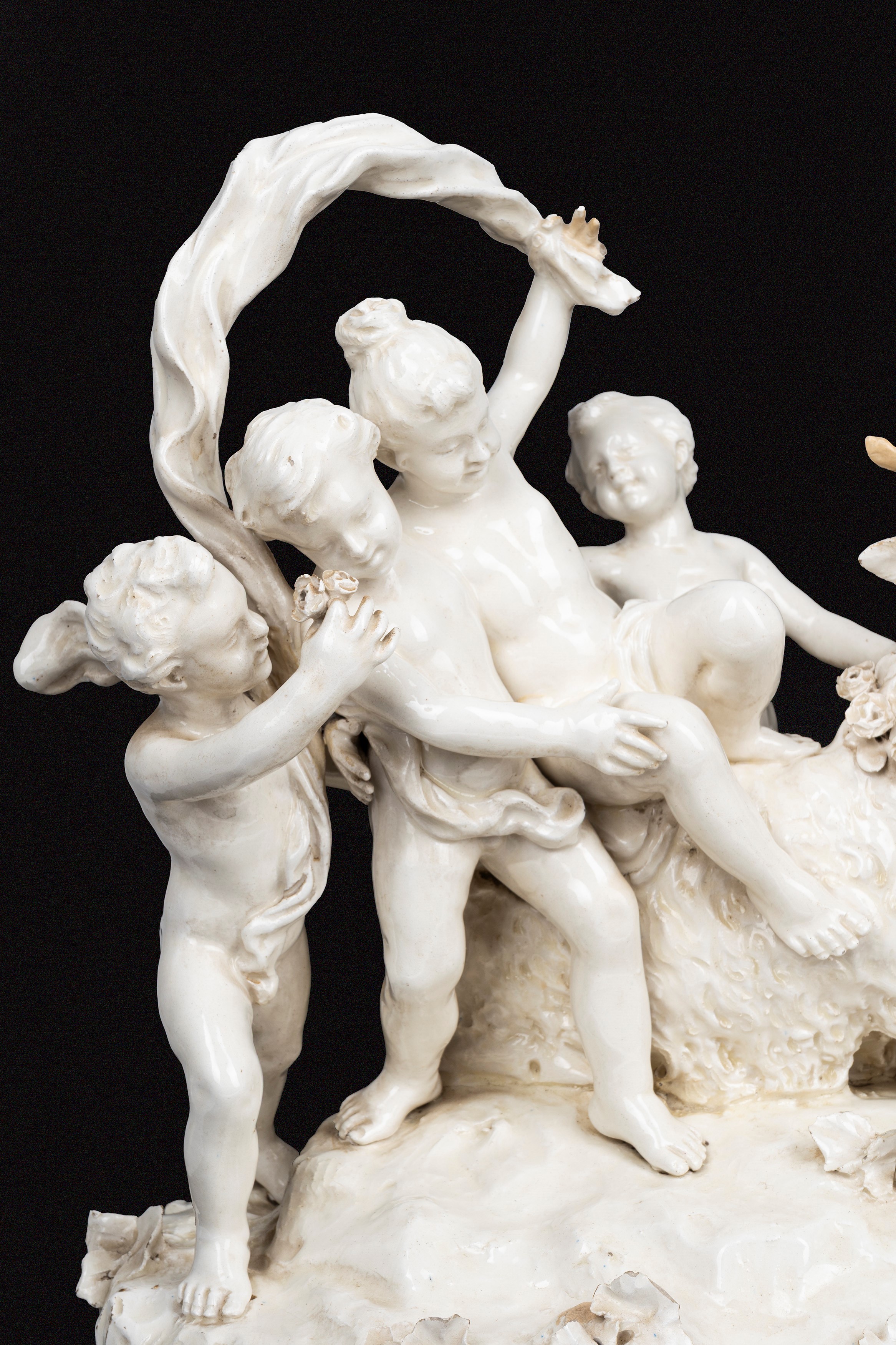 Grande Gruppo Scultoreo in Maiolica Bianca di Capodimonte con Giochi di Putti, Napoli Secolo XVII...