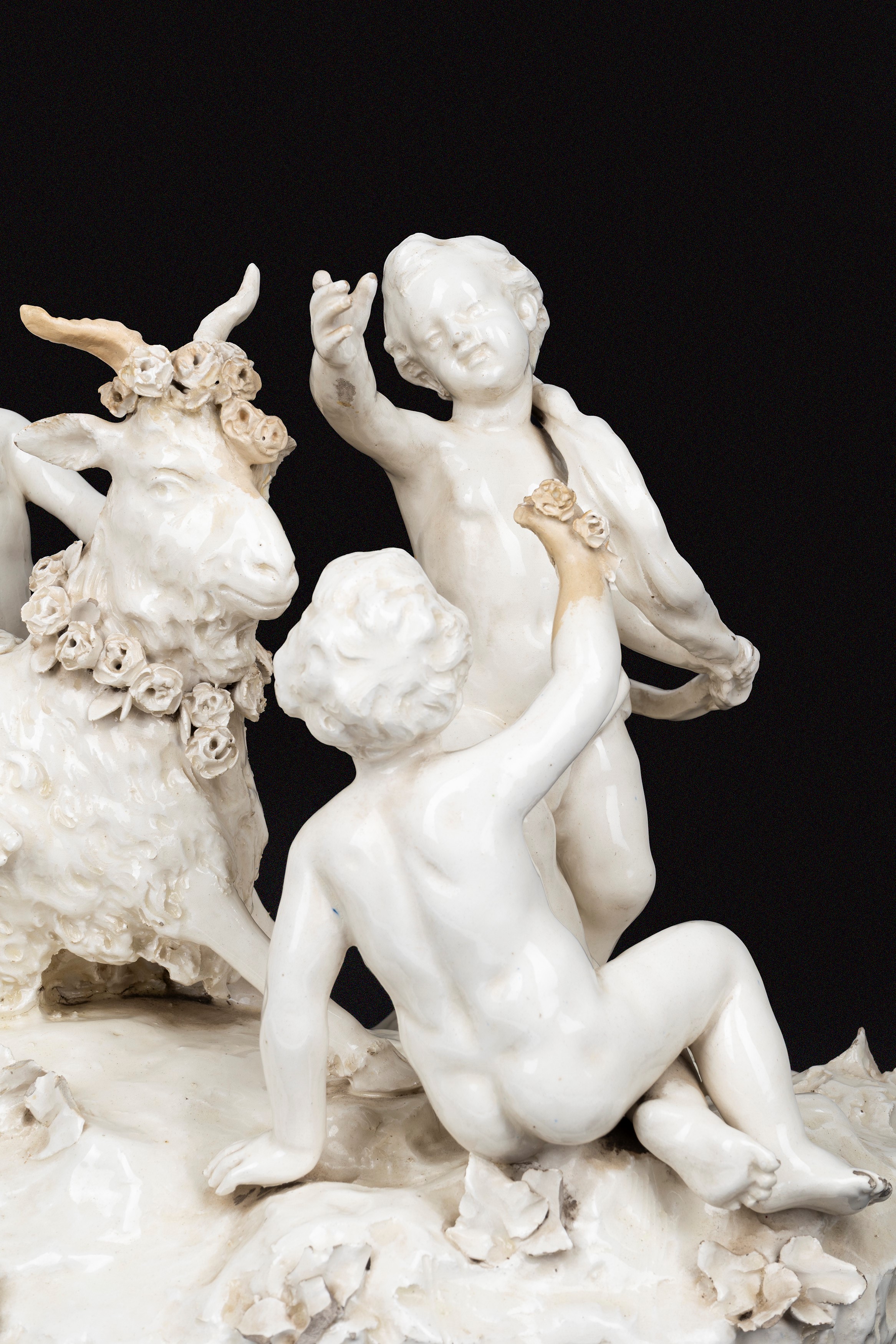 Grande Gruppo Scultoreo in Maiolica Bianca di Capodimonte con Giochi di Putti, Napoli Secolo XVII...