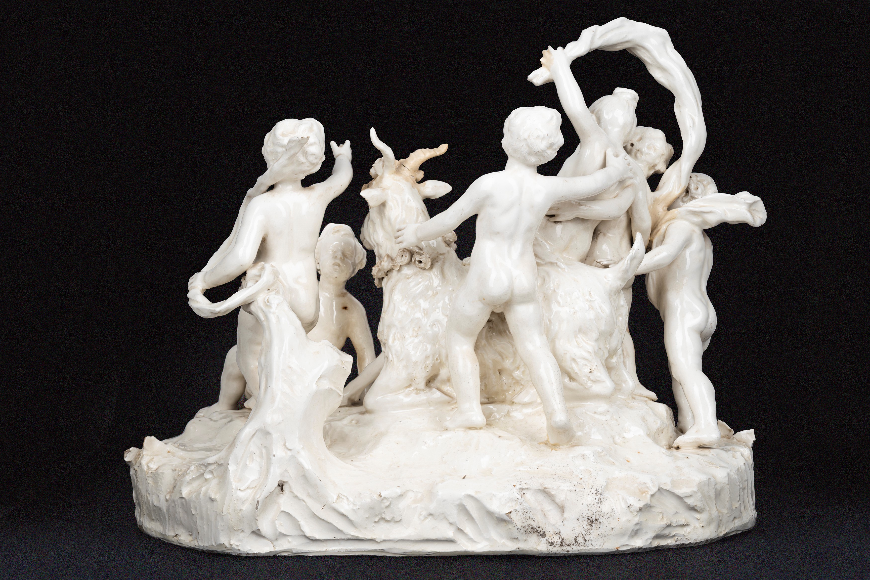 Grande Gruppo Scultoreo in Maiolica Bianca di Capodimonte con Giochi di Putti, Napoli Secolo XVII...