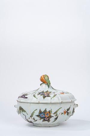Zuppiera in maiolica con coperchio, manifattura veneta secolo XVIII